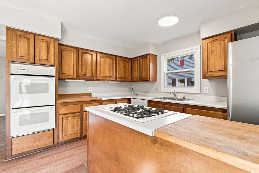 Building Photo - 4856 Danbury Dr