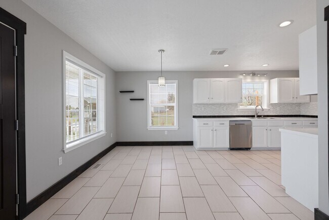 Building Photo - 4 bed 2 bath Home in Idaho Falls