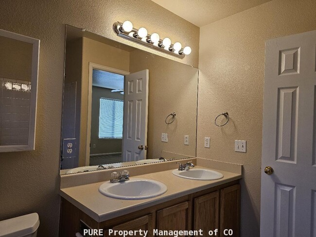 Building Photo - 2-story home with finished basement! 2-car garage!