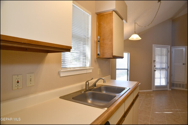 Building Photo - 813 Knorr Pl