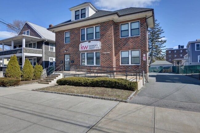 Building Photo - 9 Elm Ave