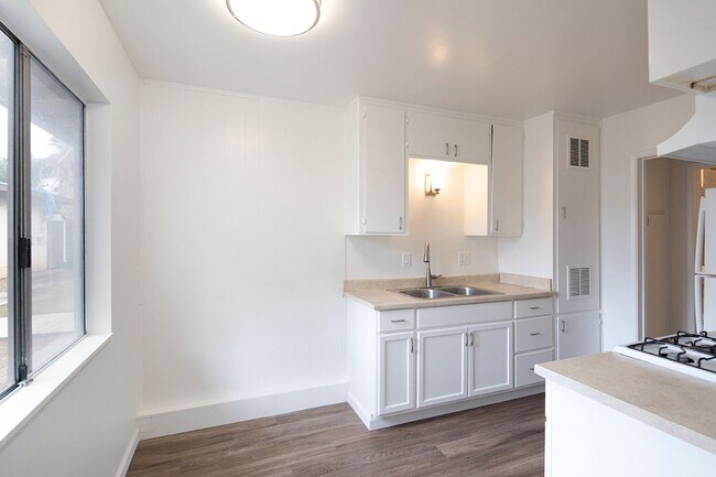 Building Photo - Charming 2 Bedroom Cottage in a Great Esco...