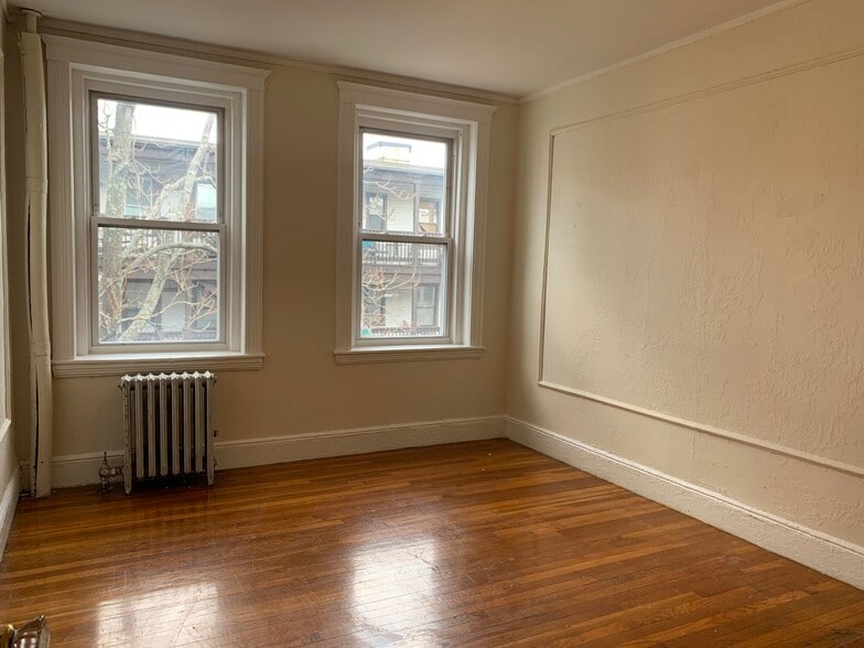 Building Photo - 162 Kelton St