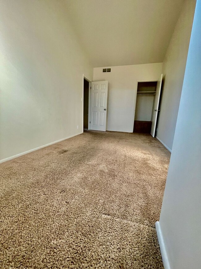 Building Photo - Updated 3-BR Tri-Level Townhome with Walk-...