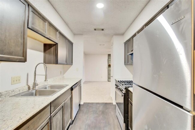 Building Photo - 2807 Firecrest Dr