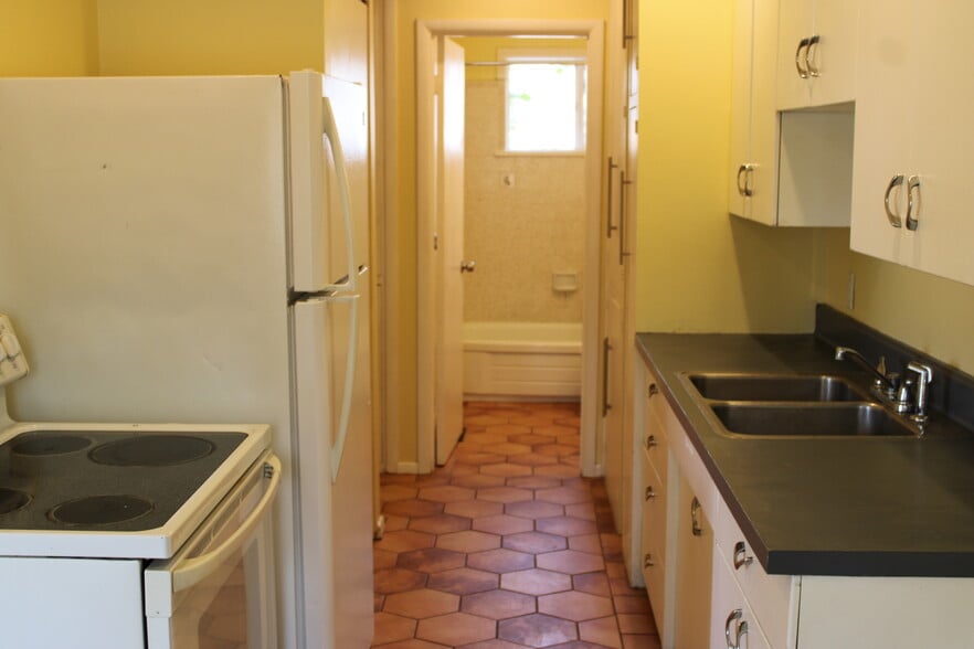 Kitchen - 907 E Laird Ave