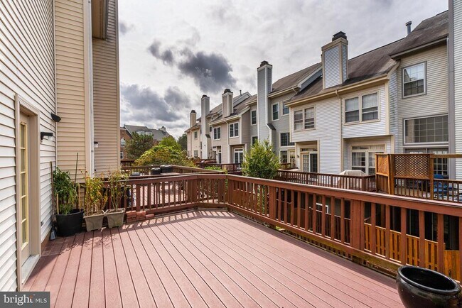 Building Photo - 5518 Sully Lake Dr