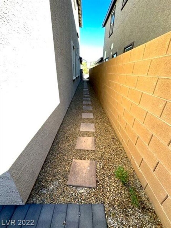 Building Photo - Smart Home. Henderson Beauty In Gated Comm...