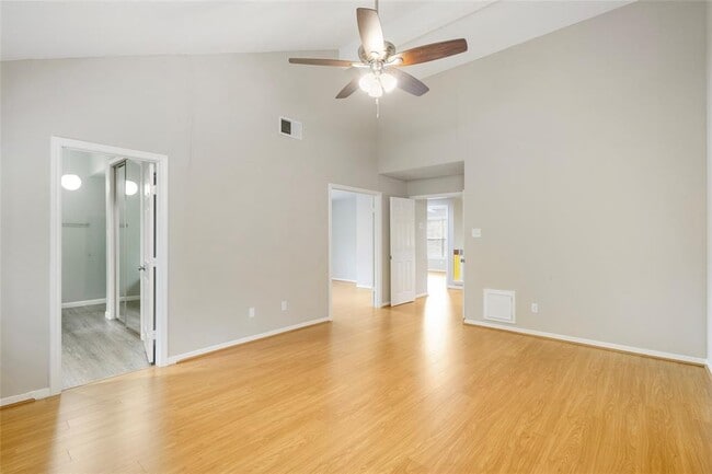 Building Photo - 2207 Brook View Ln