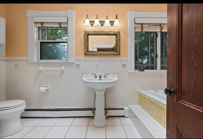 Building Photo - 118 Elm St