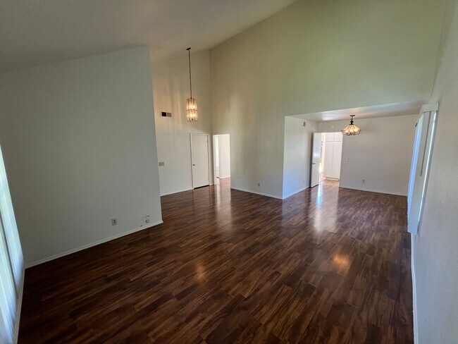 Building Photo - Mission Oaks Single Story!