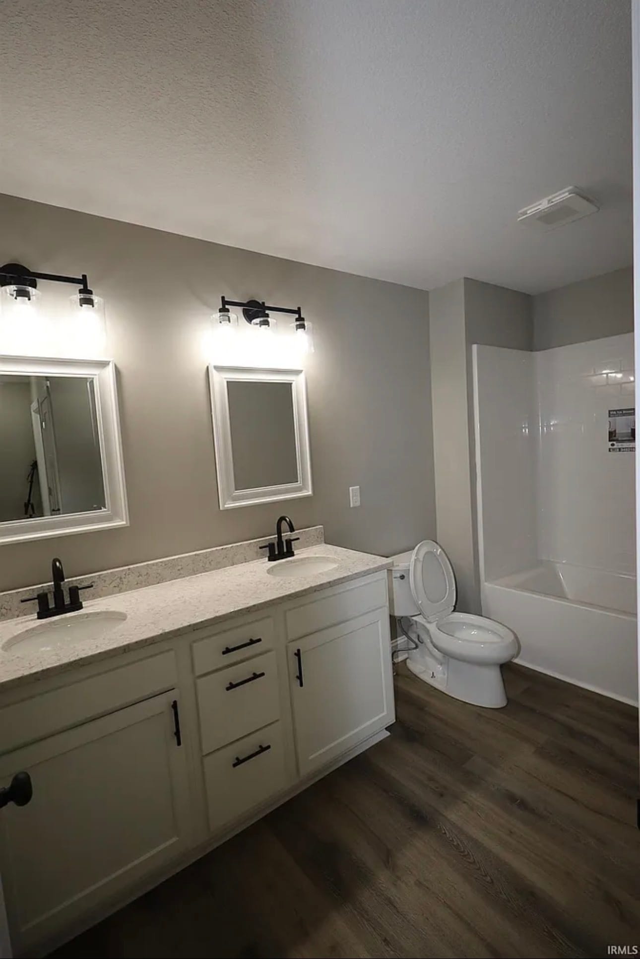 Full Bathroom - 2190 Barr St