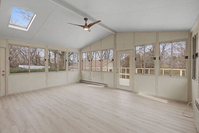 Building Photo - Mid Century Modern in Donelson with 4 bed 2bath, pet friendly, 2 car garage, and potential music ...