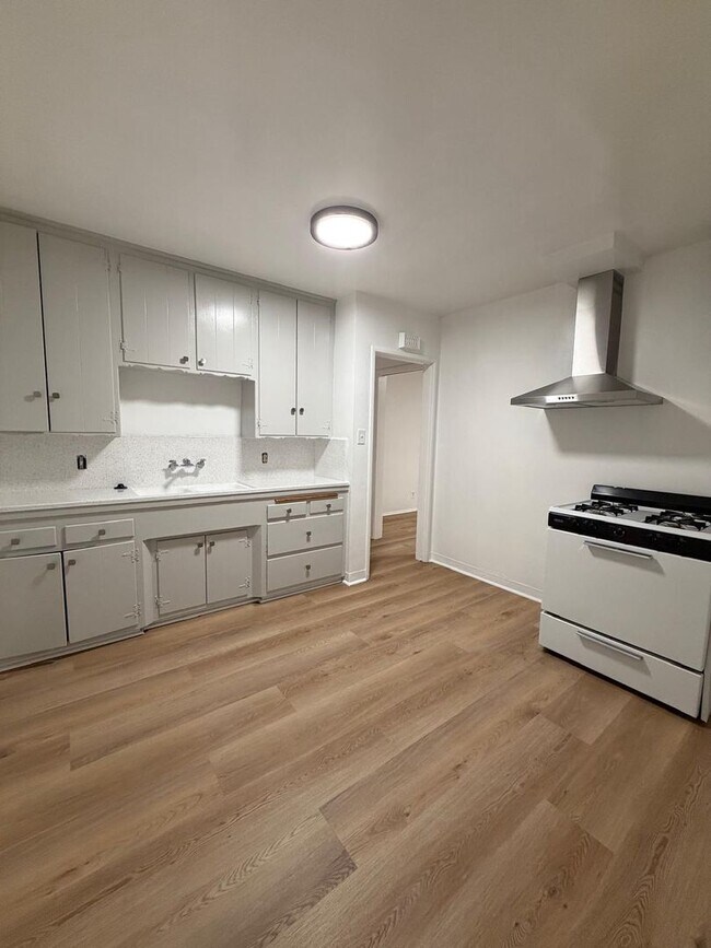 Interior Photo - 935 N Louise St Apartments