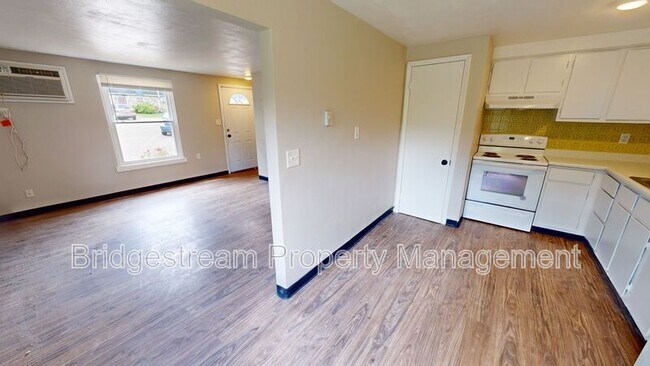 Building Photo - 144 Forest St