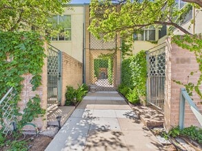 Building Photo - 1 bed/1 bath Condominium Ready for tenant!