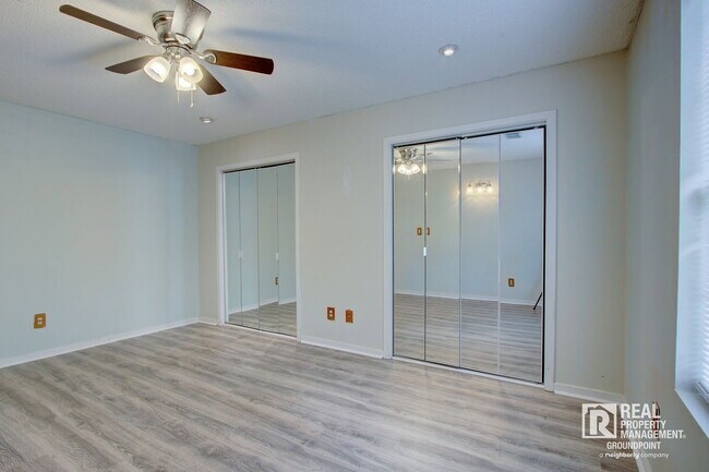 Building Photo - 7945 Parklane Ct