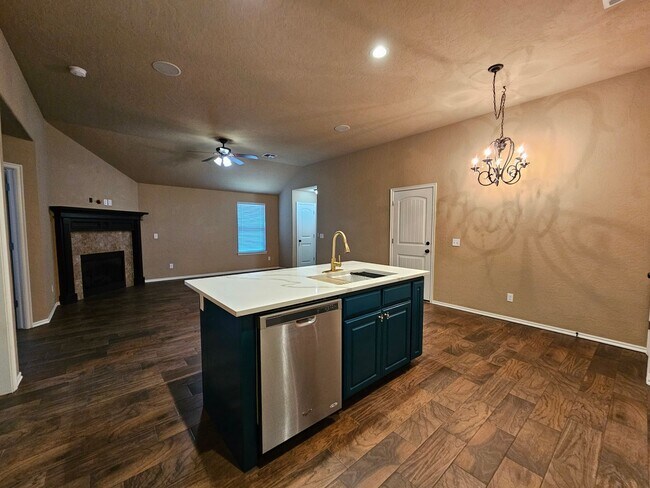 Building Photo - (3) Bed/(2) Bath in SW Moore Avail Early June!