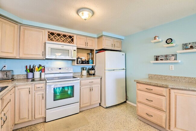 Building Photo - 896 S Venice Blvd