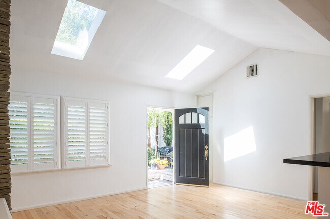 Building Photo - 8524 Appian Way