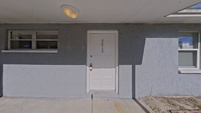 Building Photo - Unique 4/2 with In-law Apartment