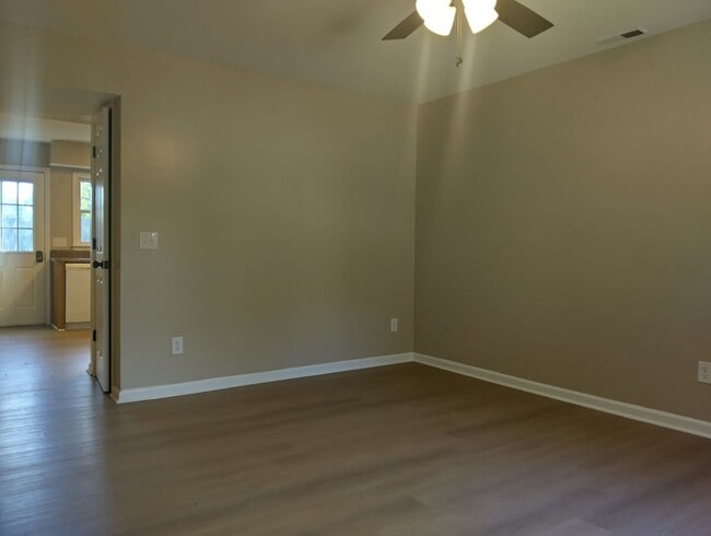Building Photo - Spacious 2bd/1.5ba townhome