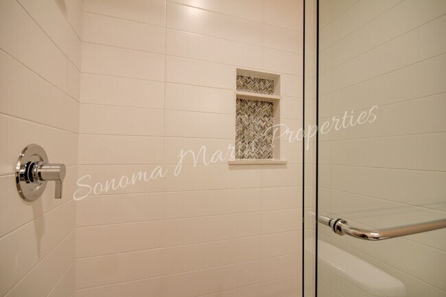 Building Photo - Gorgeous 4 Bed/3Bath House Available in De...