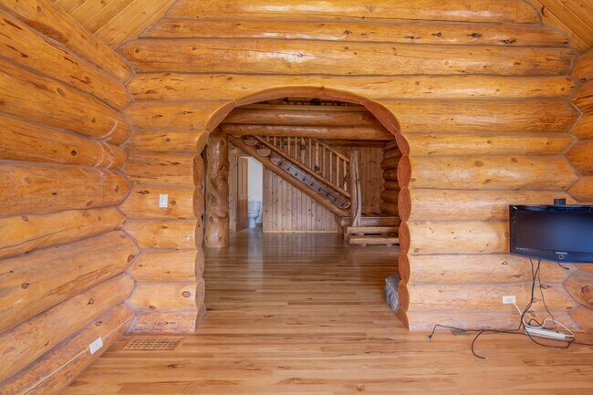 Building Photo - Luxury secondary Lake Property offering 3 beds 2.5 baths and bonus space