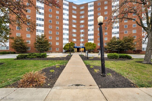 Building Photo - 11850 Edgewater Dr