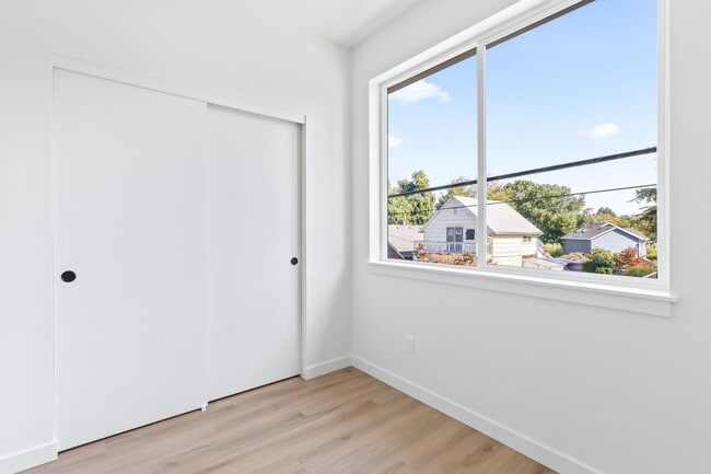 Building Photo - 787 NE Bryant St