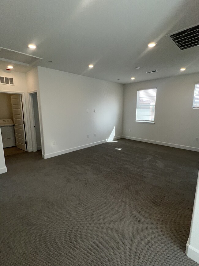 Building Photo - 4041 Flathead Dr