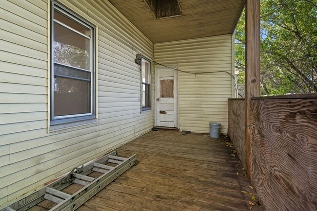 Building Photo - 281 River St