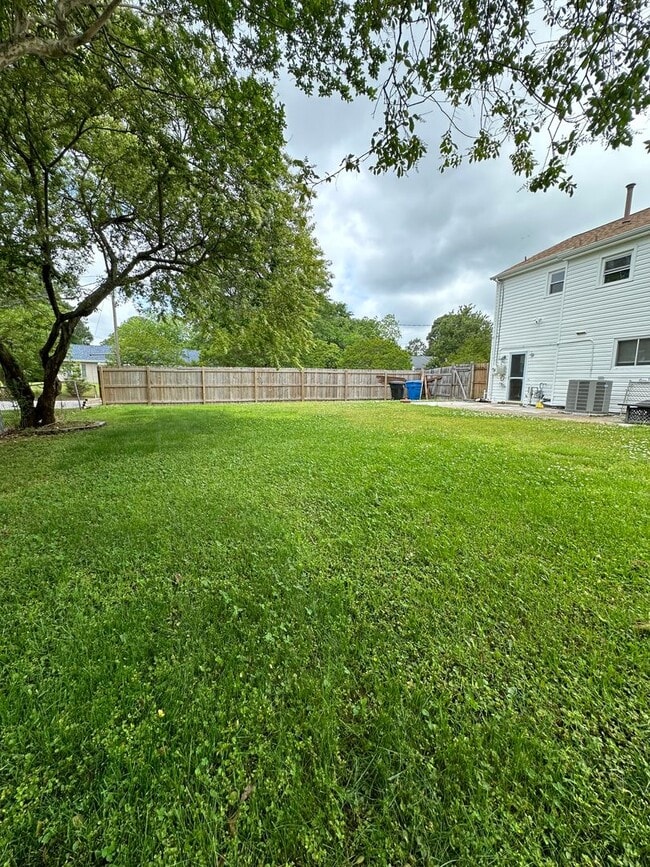 Building Photo - Pembroke Manor-4 bedroom 2.5 bath Single f...