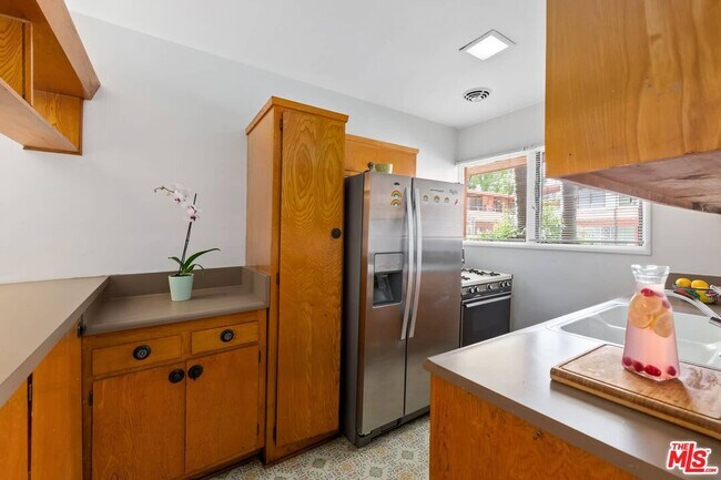 Building Photo - 1400 Hayworth Ave