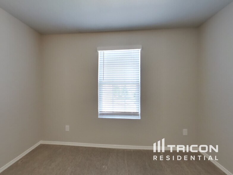Building Photo - 421 Moonvine Way