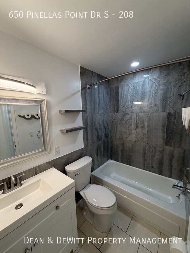 Building Photo - 650 Pinellas Point Dr S