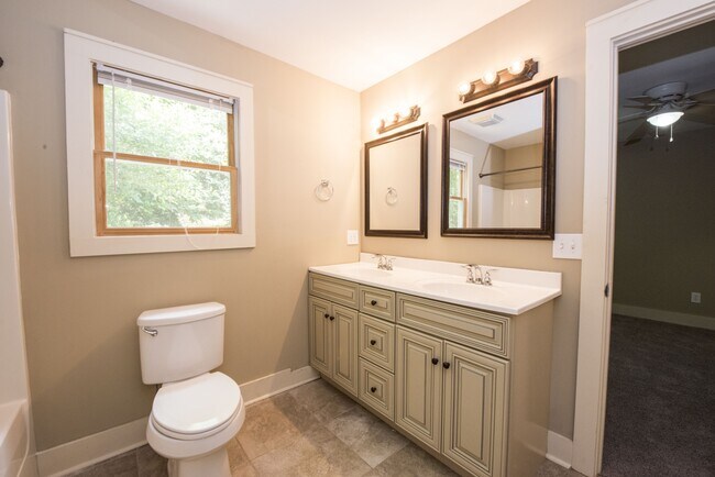 Building Photo - 108 Mimosa Ave