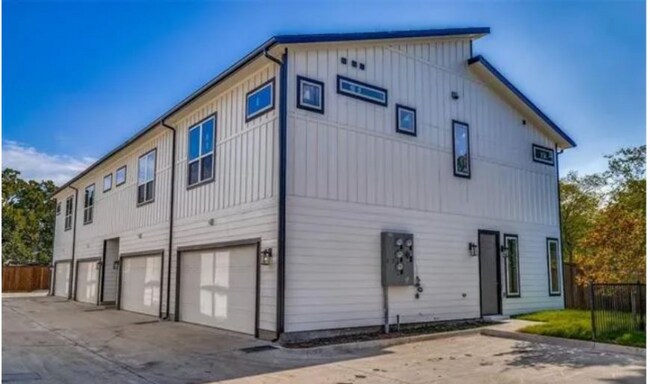 Building Photo - 2112 Shea Rd