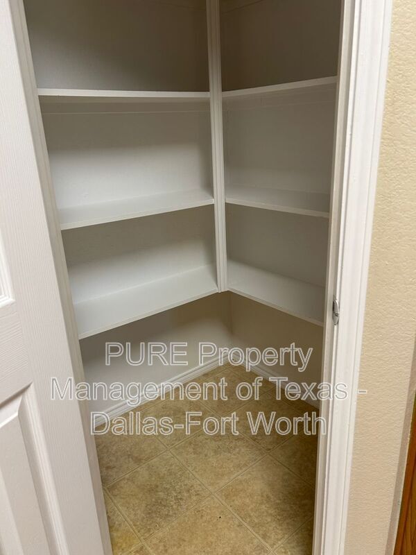 Building Photo - 7628 Hollow Forest Dr