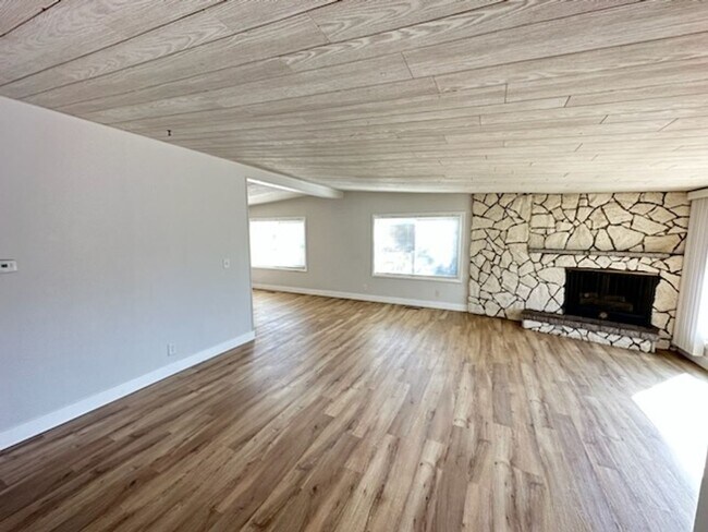 Building Photo - Beautiful 6 bedroom 2 bathroom home is a m...