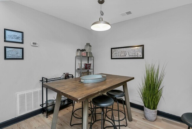 Building Photo - Updated 2BR/2BA Gem Minutes from Downtown Columbia!