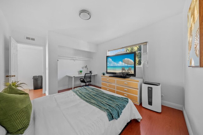 Building Photo - 2304 E 14th St