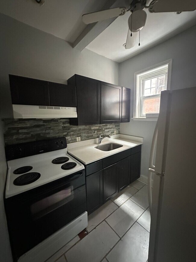 Building Photo - 3905 Baring St