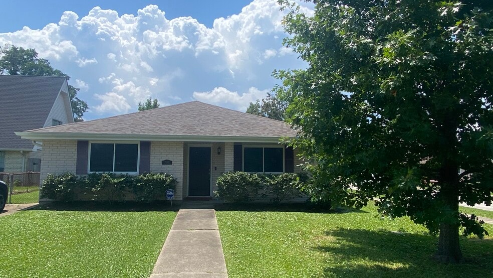 Location, Location, Location! This meticulously maintained home for lease in heart of Metairie. - 5012 Antonini Dr