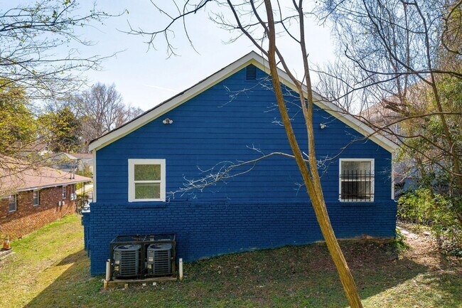 Building Photo - Charming 2BR Duplex in Atlanta