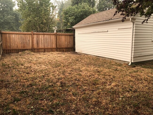 Building Photo - Campus House ~ 3 bedroom, 2 bath