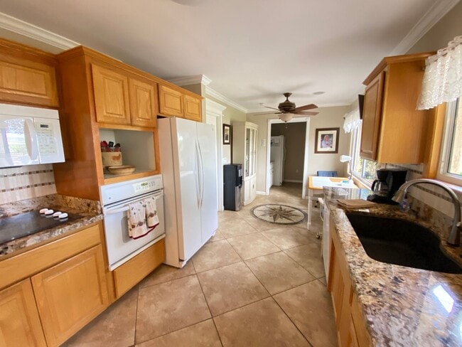 Building Photo - 561 Leisure World