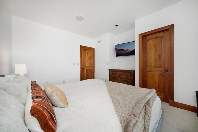 Building Photo - 100 Aspen Ridge Dr