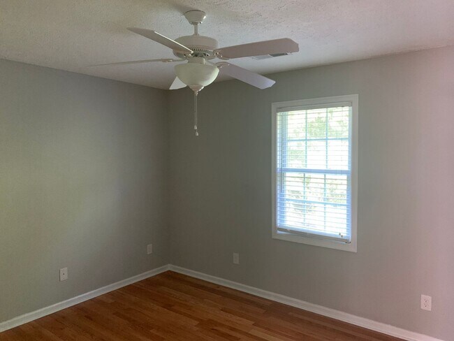 Building Photo - 2 Bedroom Townhouse off Wiggington Road