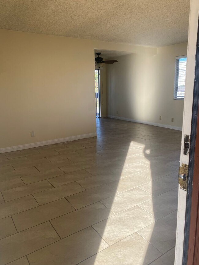 Building Photo - 4401